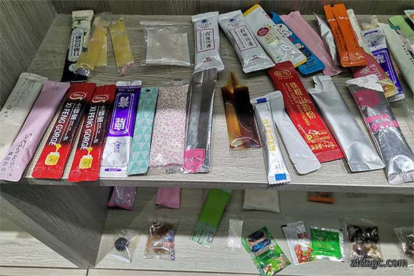 全自动小型包装机能够满足颗粒、条块、片状、球状、粉料、液体、膏体产品的自动定量包装