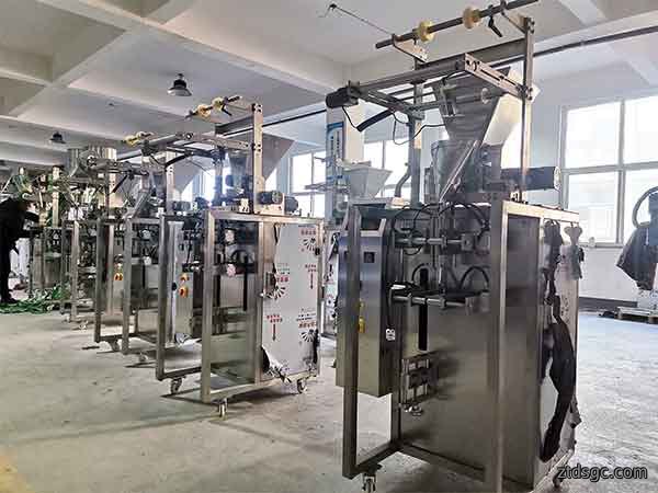 四边封包装机采用不同的计量装置可满足不同类型的物料包装