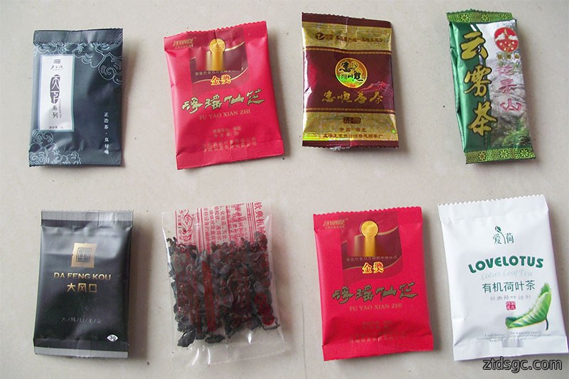 小型称重包装机是一款适用于固体颗粒、条块、片状、球状等不规则形态产品的计量称重与制袋分装, 小型称重包装机是一款适用于固体颗粒、条块、片状、球状等不规则形态产品的计量称重与制袋分装,